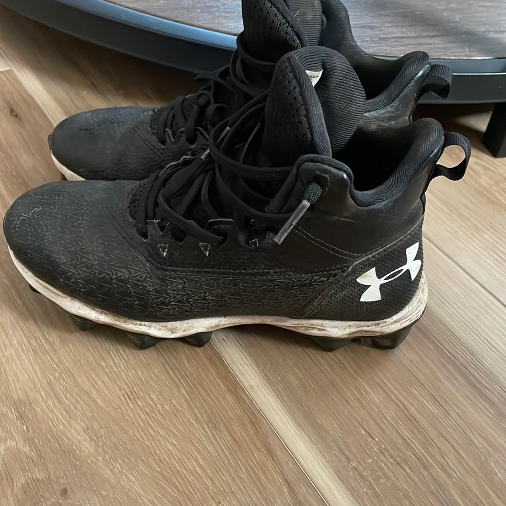 Youth size 3 Under Armor Hammer Mid RM Jr Football Cleats.